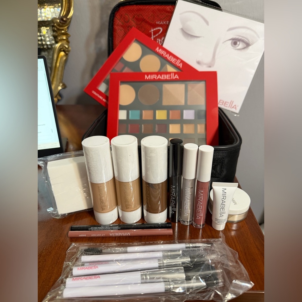 NWT Mirabella Essential Artist Professional Makeup Kit & Case